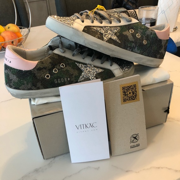 NWT Golden Goose superstars, beautiful, unworn, comes with box, bag, passport - Picture 1 of 5